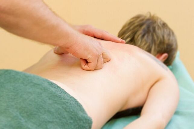 Na onderzoek schrijven specialisten een speciale massage voor voor de behandeling van thoracale osteochondrose.